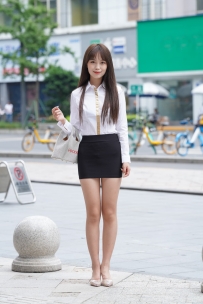 制服长腿美女【套图+视频】