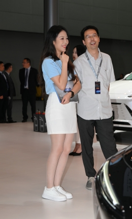 2306-1399=35√清纯个蒸馏水的丝袜女孩