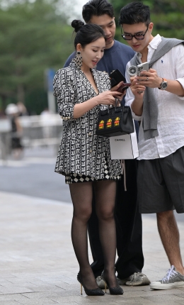 2306-896=225√都市丽人，黑丝御姐