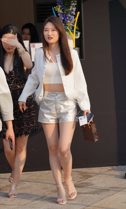 2306-932=156√美腿妹子跟成熟韵味姐姐