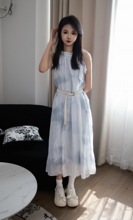 【足愉心摄影】第66期：模特楚然（搭配：浅蓝色连衣裙、白色板鞋、白棉袜、裸足）