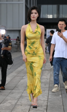 2306-2602=88√黄绿撞色挂脖裙网红-程儿