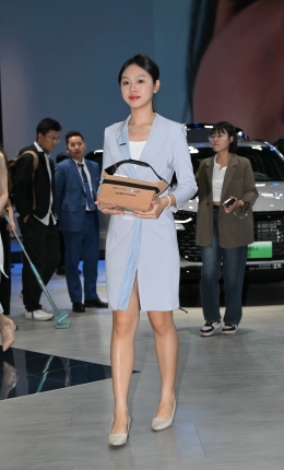 2306-1037=32√比亚迪小姐姐