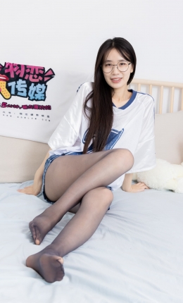 【物恋传媒】2605期：菜菜-板鞋、油亮薄黑丝（脚尖透明款）、可拆卸牛仔裤、裤里丝