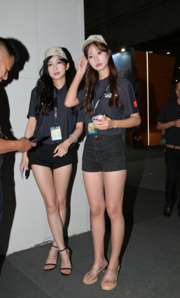 2306-1075=76√热裤美腿俩闺蜜