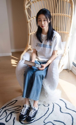 【足愉心摄影】第35期：模特奶芙（搭配：白T恤、牛仔裤、运动鞋、白色棉袜、裸足）