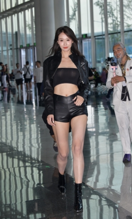 2306-1884=95√性感皮热裤，大白腿美女