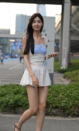 2306-1437=42√热裤大白腿