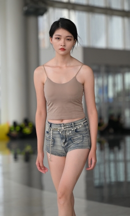 2306-2392=136√天然大长腿-冷酷小姐姐