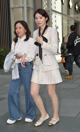 2306-2380=71√穿丝的高挑美女