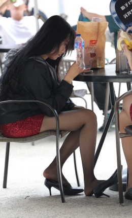 1799√上海车展后台礼仪休息黑丝脱鞋踩鞋