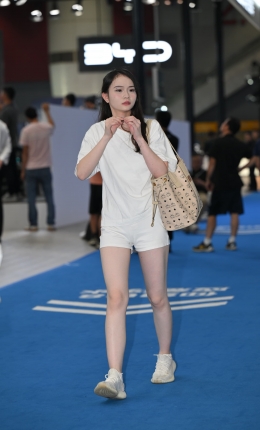2306-1358=42√白热裤，大白腿女孩