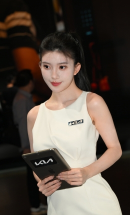 2306-1210=60√起亚展台，BB酱和她同事