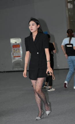 2306-1364=67√圆点黑丝小姐姐