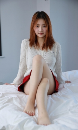 【绮梦摄影】144期：露露-白色小毛衣 红色短裙 白色棉袜  [ 无水印珍藏版 ]