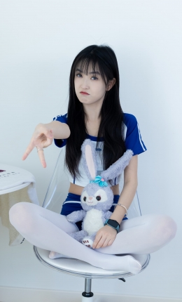 【物恋摄影】2334期：嘉木-运动鞋、厚白丝、裸足、裸足刀叉摆盘后淋酸奶剧情