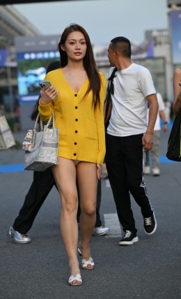 2306-1325=67√很性感，就喜欢看这样的热裤美女