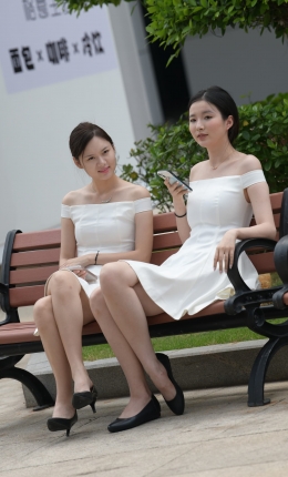 2306-2007=50√长椅上的香肩，白裙美眉