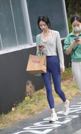 2306-1837=82√紧身裤小姐姐