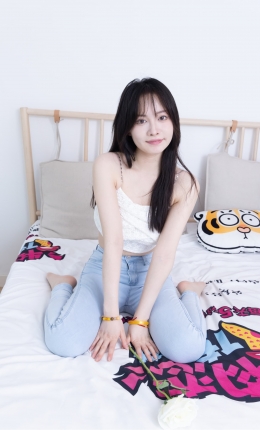 【物恋摄影】2226期：小酒-高跟鞋、肉丝（脚尖加固款）、牛仔裤裤里丝、站姿为主