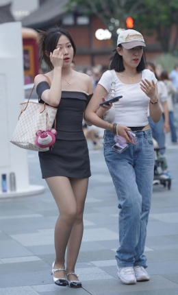 2306-2472=125√灰丝灰裙香肩美眉