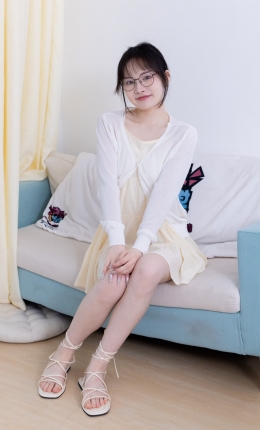 【物恋传媒】2529期：小酒-平底凉鞋、薄肉丝、瑜伽动作时老头乐挠脚剧情