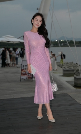 2306-1135=128√优雅知性美足美女