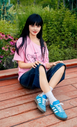 【足愉心摄影】第50期：模特阿月（粉色T恤、牛仔短裤、白棉袜、德训鞋、裸足）