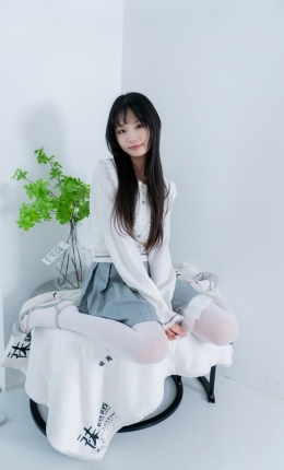 【袜啵啵】468期：甜甜圈-高跟凉鞋、厚白丝、裸足、丝袜和裸足踩蓝莓剧情