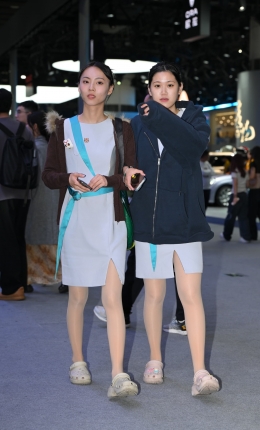 2306-1405=25√中场休息俩闺蜜