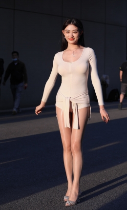 2306-2119=128√25上海车展夕阳光下的网红油亮丝性感身材【套图✚视频】