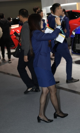 2306-1623=69√蓝色制服，黑丝销售