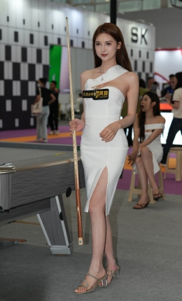 2306-2229=108√25广州台球展精致的颜值配美腿