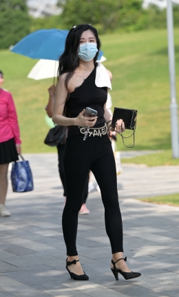 2306-1057=79√黑色紧身裤轻熟女