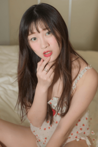 【Limerence】綺綺-可愛女友在床上陪你一起玩-16P+20分钟视频（1080P）3.79GB