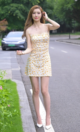 2306-2739=182√淡雅黄裙美女