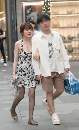 2306-1896=43√黑丝平底鞋美女一枚