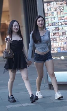 2306-1945=122√紧致的热裤美眉