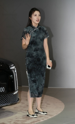 2306-2730=58√车展篇-旗袍肉丝主播