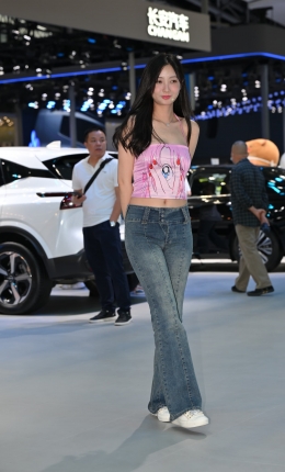 2306-1404=45√紧身牛仔裤小姐姐