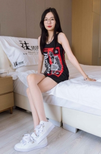 [袜啵啵] 230期：小甜豆-板鞋 油亮肉丝 油亮白丝 百威啤酒服 [150P/1V/6.57G]