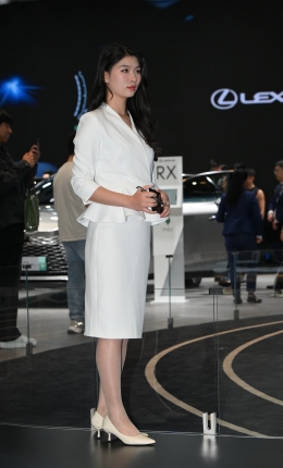 2306-1317=65√端庄丝袜小姐姐