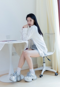 【物恋】2051期：舒舒-运动鞋、白棉袜、裸足（蓝色美甲）