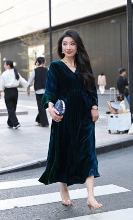 2306-1160=76√都市丽人美足美女