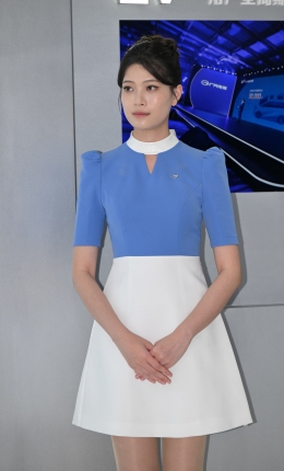 2306-1424=43√超薄丝袜美腿礼仪