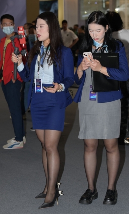 2306-719=82√黑丝主播，蓝色职工装