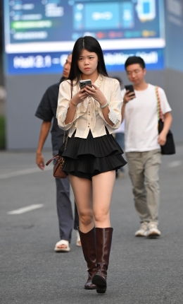 2306-1304=53√长腿长靴女孩