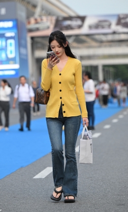 2306-1308=56√这紧牛小姐姐也太美了吧