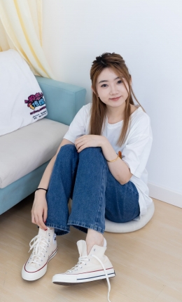 【物恋传媒】2230期：欢欢-帆布鞋、白船袜、肚子痛揉肚子剧情