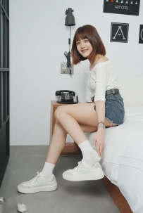 【limerence】Betty微笑女孩极致裸足170P+21min4K影片